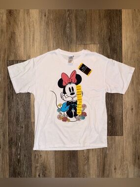 NWT Disney Minnie Mouse Women’s Short Sleeve Tee With Embroidered Flowers